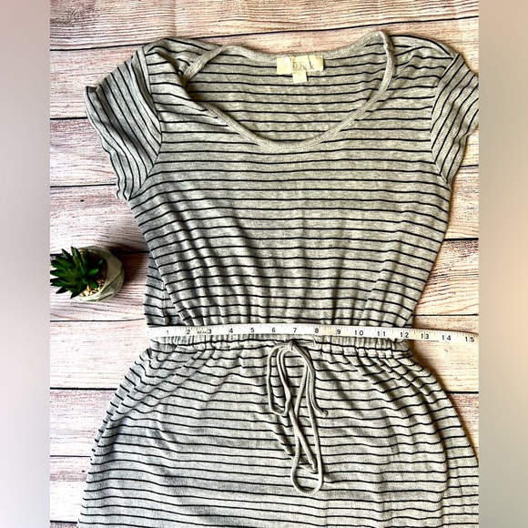OLIVE&OAK Grey Small Striped Dress With Drawstring - Picture 5 of 6